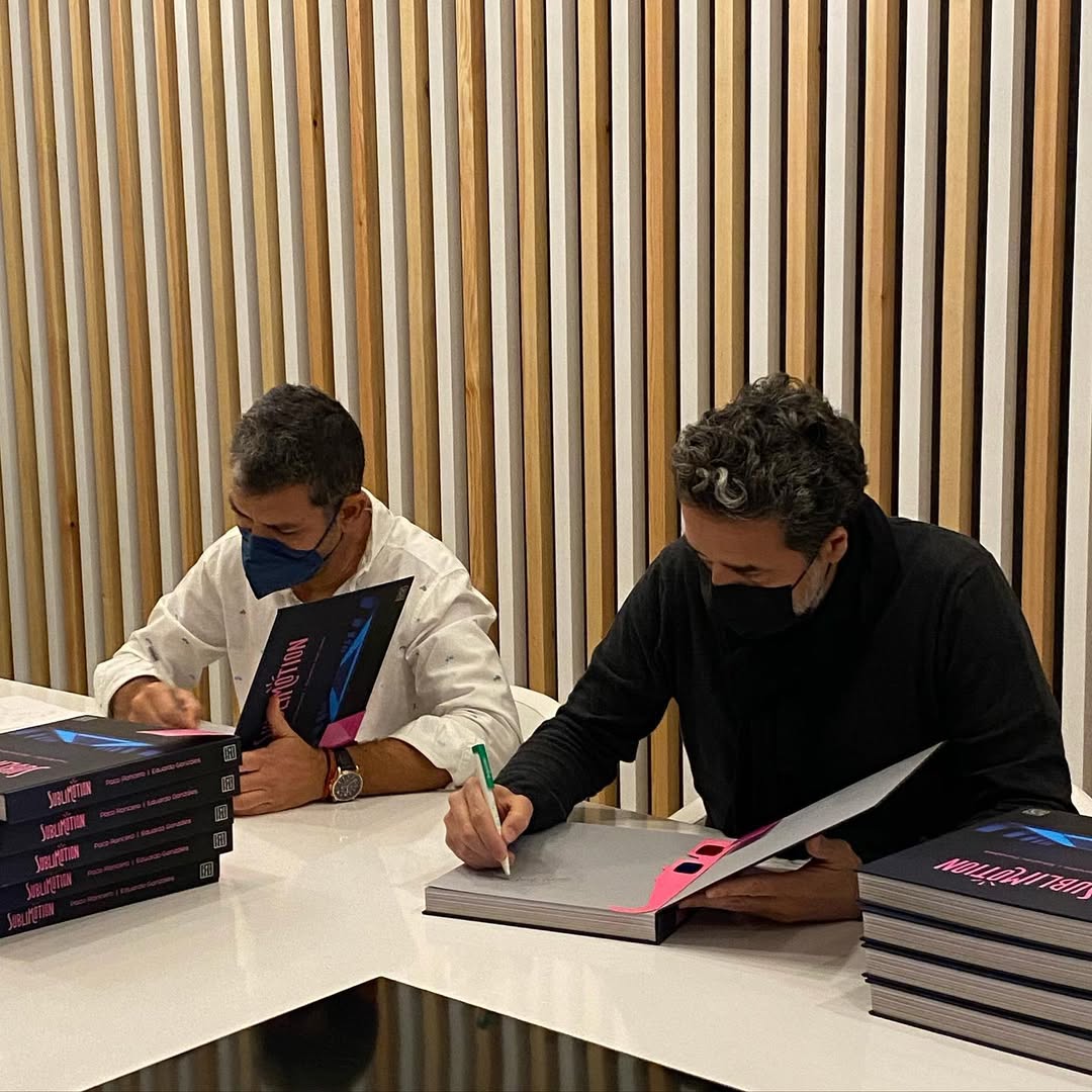 Paco Roncero y Eduardo Gonzales firmando su libro Sublimotion, 2020. Archivo.