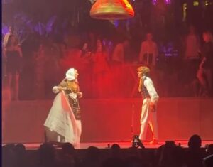 Pareja baila ball pagès en una fiesta tecno.