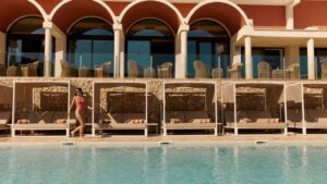 Piscina en Cala San Miguel Ibiza Resort, Colección Curio by Hilton.