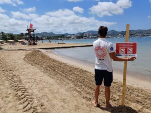 Playa cerrada por precaución.