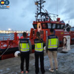 Policía Nacional y una embarcación de Salvamento Marítimo. Ambas instituciones intervinieron para capturar a los patrones del taxi patera.