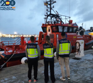 Polic&iacute;a Nacional y una embarcaci&oacute;n de Salvamento Mar&iacute;timo. Ambas instituciones intervinieron para capturar a los patrones del taxi patera.