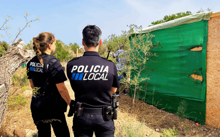 Policía local de Ibiza, en un desalojo.