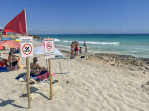 Prohibición de baño en playa de Sa Roqueta.