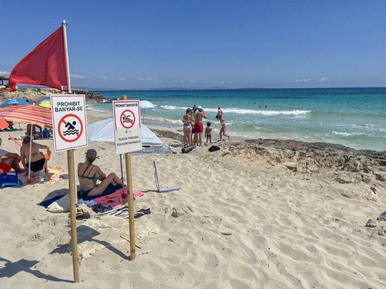 Prohibición de baño en playa de Sa Roqueta.