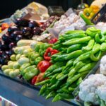 Puestos de alimentos en un mercado.