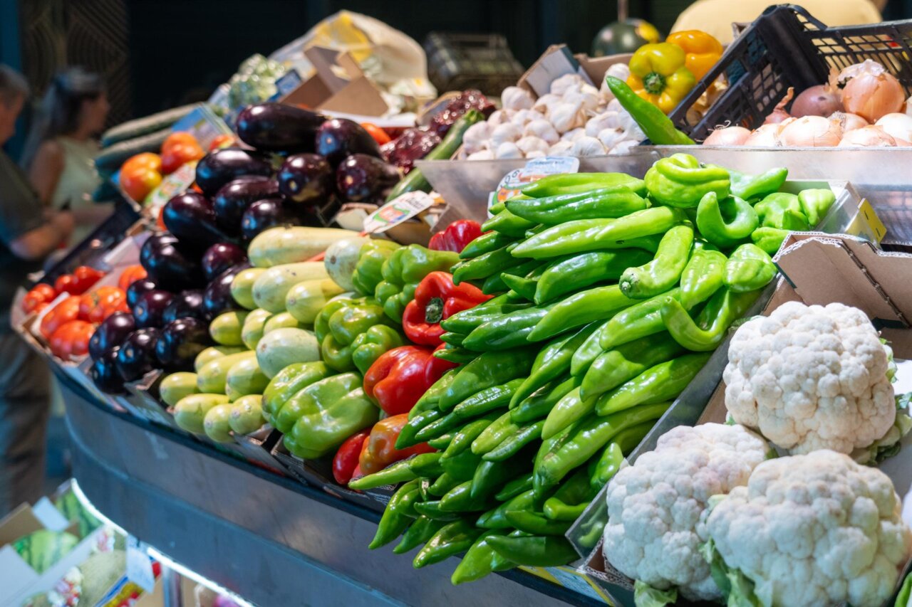 Puestos de alimentos en un mercado.