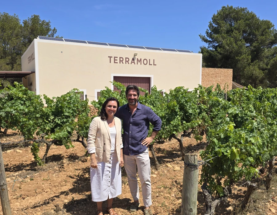 Richi Arambarri, CEO de Vintae, junto a Arantxa Moll, responsable de Terramoll.