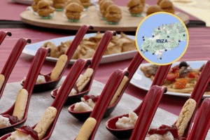 Tapas en la presentación de dTAPASxIBZ y un mapa de Ibiza. Archivo