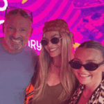 Tony Truman, Margot Robbie y Kiki Truman en O Beach