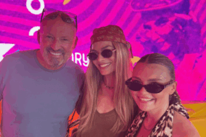 Tony Truman, Margot Robbie y Kiki Truman en O Beach