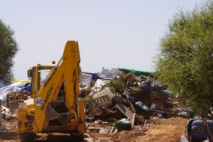 Una grúa en el desalojo de Can Rova 2