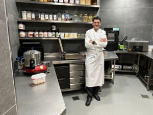 Óscar Molina, en el nuevo laboratorio contiguo a la nueva cocina de La Gaia, el restaurante del Ibiza Gran Hotel.