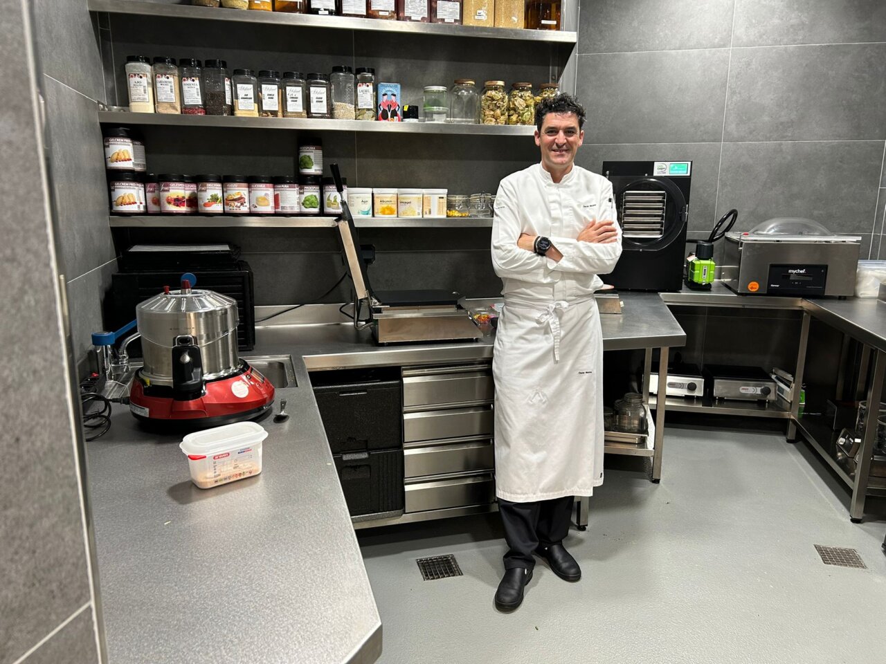 Óscar Molina, en el nuevo laboratorio contiguo a la nueva cocina de La Gaia, el restaurante del Ibiza Gran Hotel.