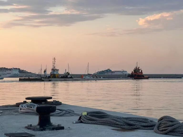 El dique flotante en el puerto de Ibiza.