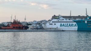 El 'Nike' de Balearia zarpando rumbo a Formentera durante la instalaci&oacute;n del dique flotante.