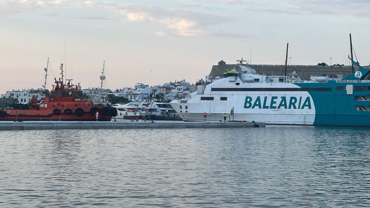 El 'Nike' de Balearia zarpando rumbo a Formentera durante la instalación del dique flotante. El 'Nike' de Balearia zarpando rumbo a Formentera durante la instalación del dique flotante.