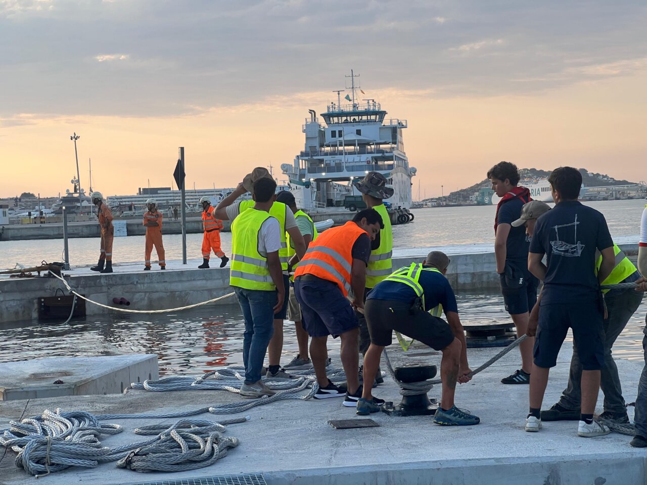 Momento del anclaje del nuevo dique flotante de Port Nàutic Ibiza. Momento del anclaje del nuevo dique flotante de Port Nàutic Ibiza.