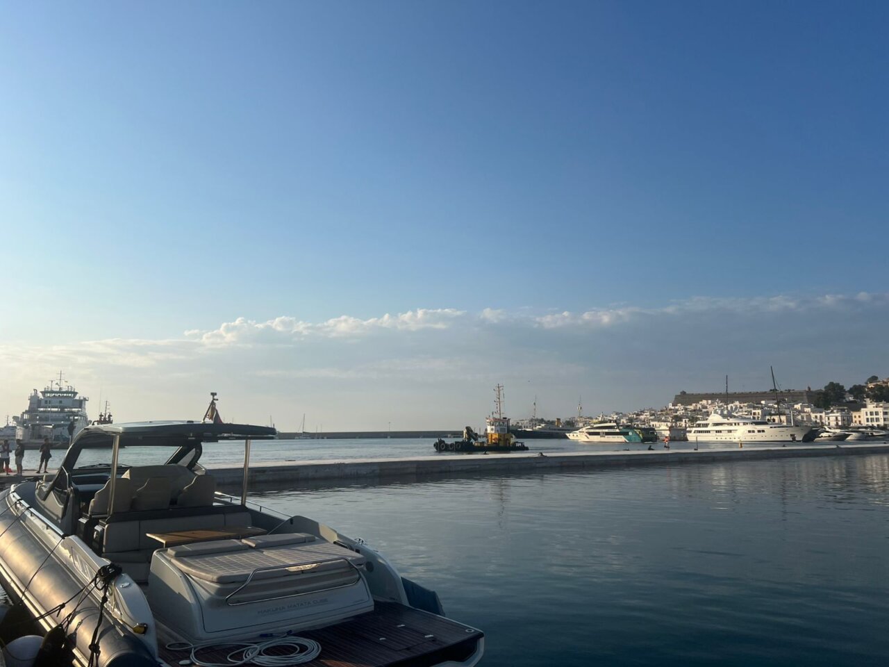 El dique flotante ya instalado en Port Nàutic Ibiza. El dique flotante ya instalado en Port Nàutic Ibiza.