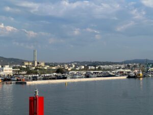El nuevo dique flotante pocos minutos después de ser instalado en el puerto de Ibiza.