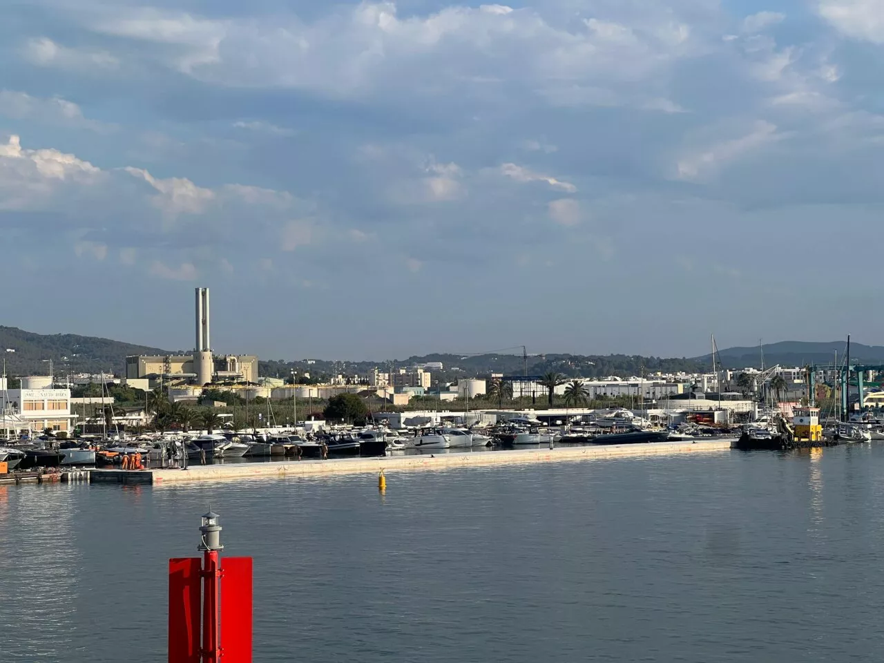 El nuevo dique flotante pocos minutos después de ser instalado en el puerto de Ibiza.