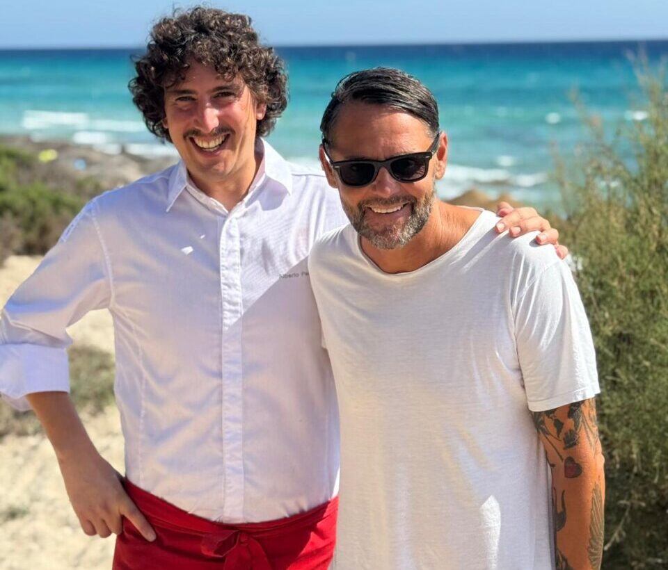 Alberto Pacheco y Óscar Romero, de Hannah, enfrente de la playa de Migjorn