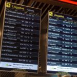 Panel de llegadas en la terminal de un aeropuerto.