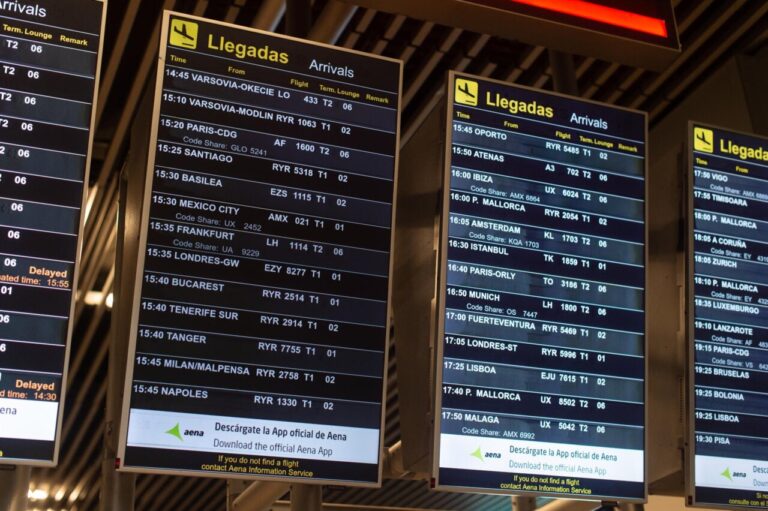 Panel de llegadas en la terminal de un aeropuerto.
