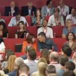 La nueva secretaria de Organización del PSOE, Rebeca Torró, la presidenta del PSOE, Cristina Narbona, el secretario general del PSOE y presidente del Gobierno, Pedro Sánchez, en el Comité Federal del PSOE