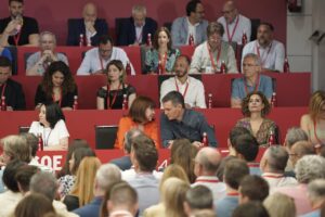 La nueva secretaria de Organización del PSOE, Rebeca Torró, la presidenta del PSOE, Cristina Narbona, el secretario general del PSOE y presidente del Gobierno, Pedro Sánchez, en el Comité Federal del PSOE