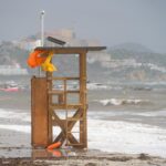 Imagen de una torre de vigilancia de un socorrista en una playa.
