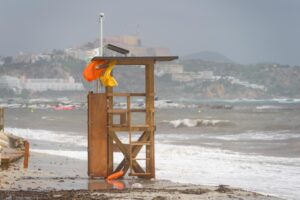 Imagen de una torre de vigilancia de un socorrista en una playa.