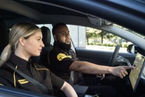 Dos vigilantes armados en un veh&iacute;culo ligero como el atracado en Ibiza el pasado 8 de julio.