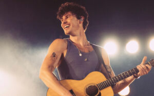 1744640612 Shawn Mendes queda sin camisa mientras se presenta un llamativo