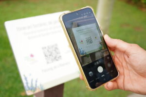 Parada y la innovadora aplicaci&oacute;n web para descubrir la riqueza bot&aacute;nica del municipio. Ayuntamiento de Santa Eul&agrave;ria