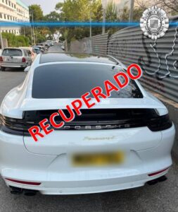 Imagen del deportivo cazado con las matrículas dobladas.