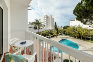 balc&oacute;n de un hotel en Sant Antoni