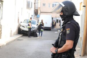 Agenda de Polic&iacute;a en un operativo antidroga.