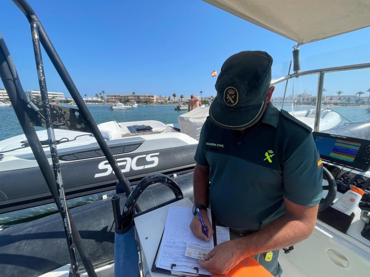 Agenda de la Guardia Civil levanta acta por fondeo ilegal.