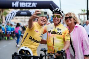 Arturo, Lina y Pedro Delgado en la Vuelta a Ibiza