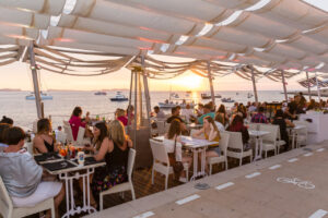 Atardecer en uno de los locales de Grupo Mambo