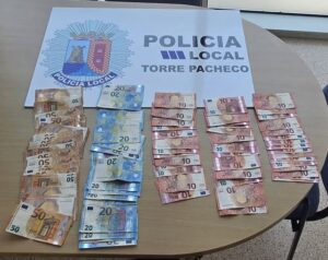 Billetes que salieron por error del cajero.