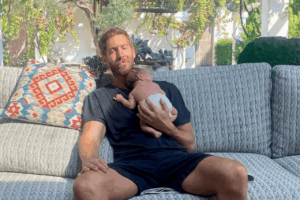 Calvin Harris con su hijo en Ibiza. Redes Sociales