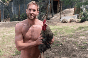 Calvin Harris junto a su Gallo Smokey en Ibiza. @calvinharris