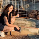 “Si pudiera, me los llevaría a todos”: la cara más animalista de Ayuso en Ibiza