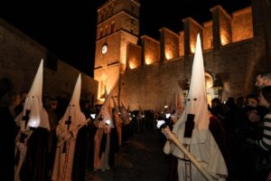 Cofrades desfilan en procesi&oacute;n nocturna por Dalt Vila. ARCHIVO.