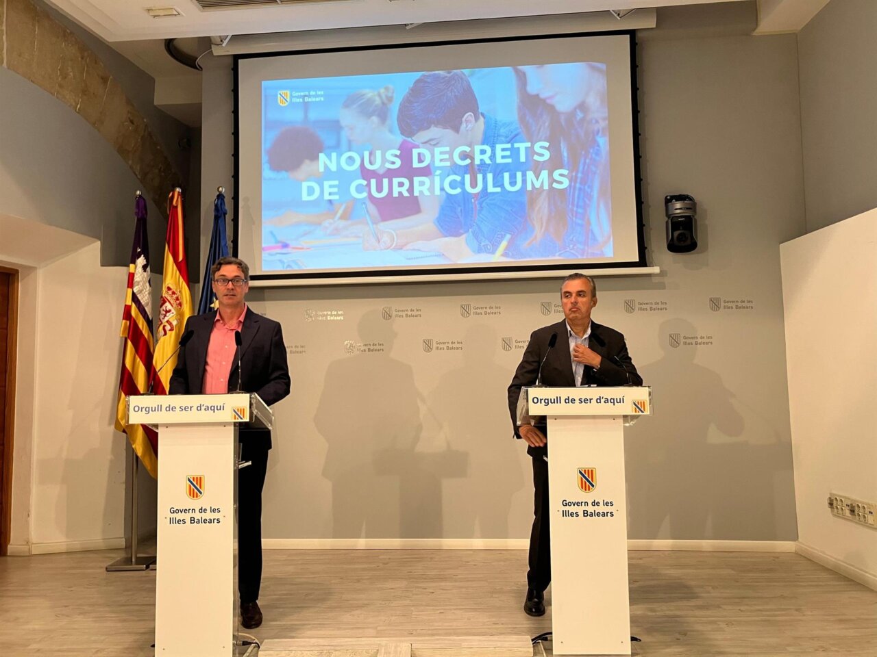 El vicepresidente del Govern, Antoni Costa, y el conseller de Educación y Universidades, Antoni Vera, en la rueda de prensa posterior al Consell de Govern.