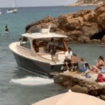 Ba&ntilde;istas en peligro: sorprendente uso ilegal de un muelle en una cala de Ibiza