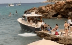 Embarcaciones en Cala Xarraca. Imagen de IB3.