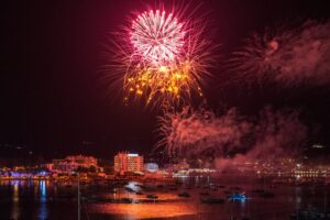 Fuegos artificiales en el puerto de San Antonio, durante las Fiestas de San Bartolom&eacute;